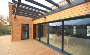 Maison ossature bois Eco Nature, vue sur la terrasse et ses baies vitrées